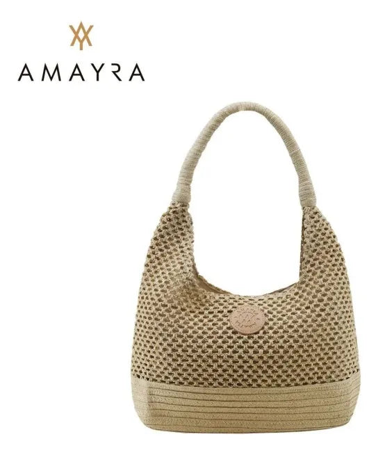 Vista frontal con logo de la Cartera amayra en rafia y tela color beige. Conseguila en Superventas.com.ar