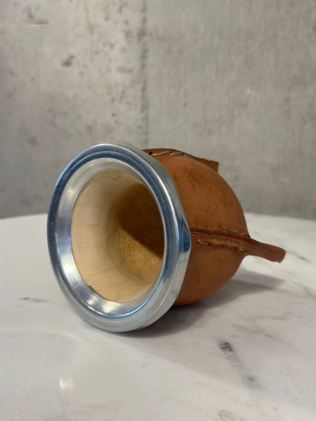 Mate de calabaza forrado en cuero con virola de acero