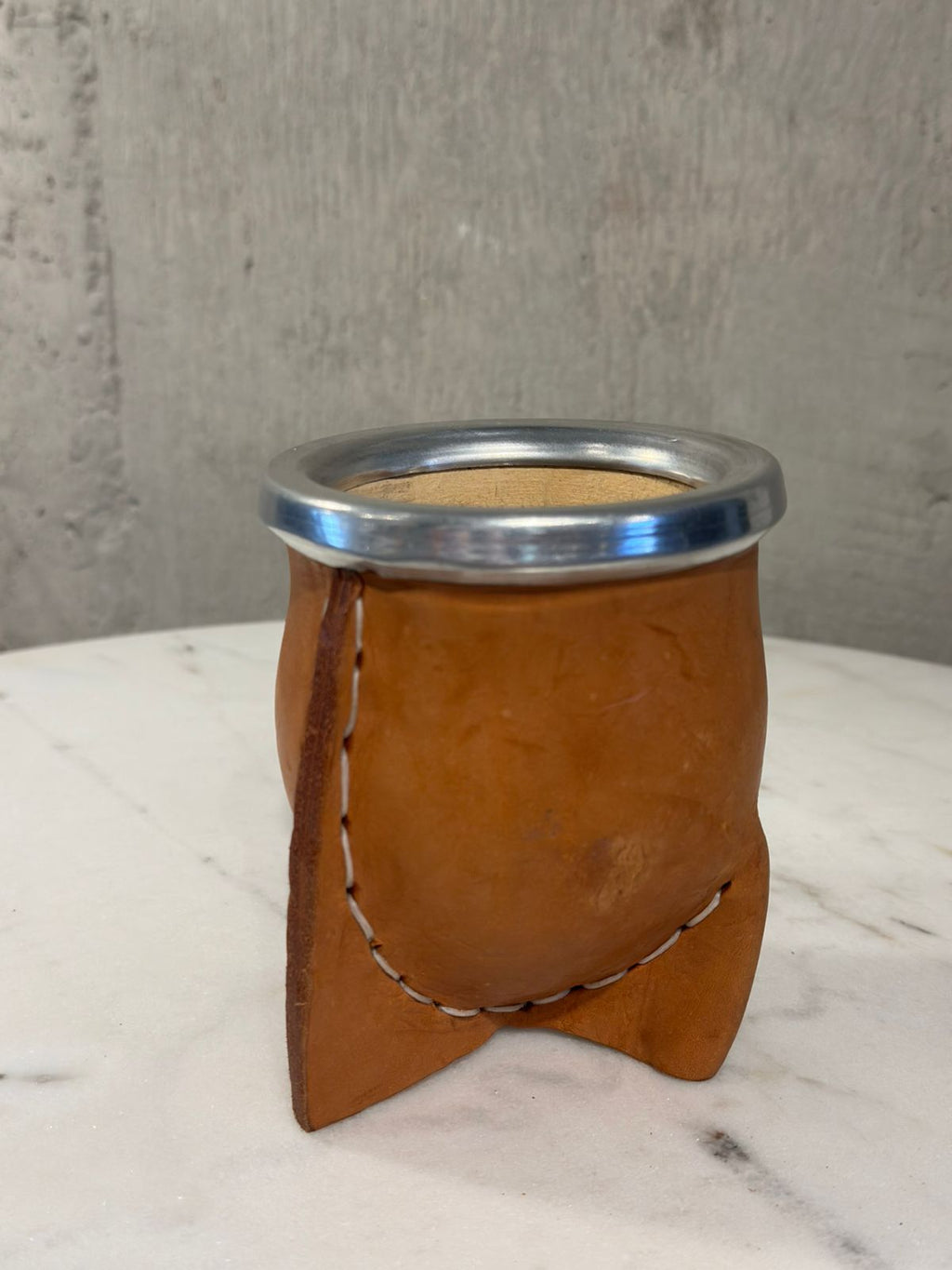 Mate de calabaza forrado en cuero con virola de acero