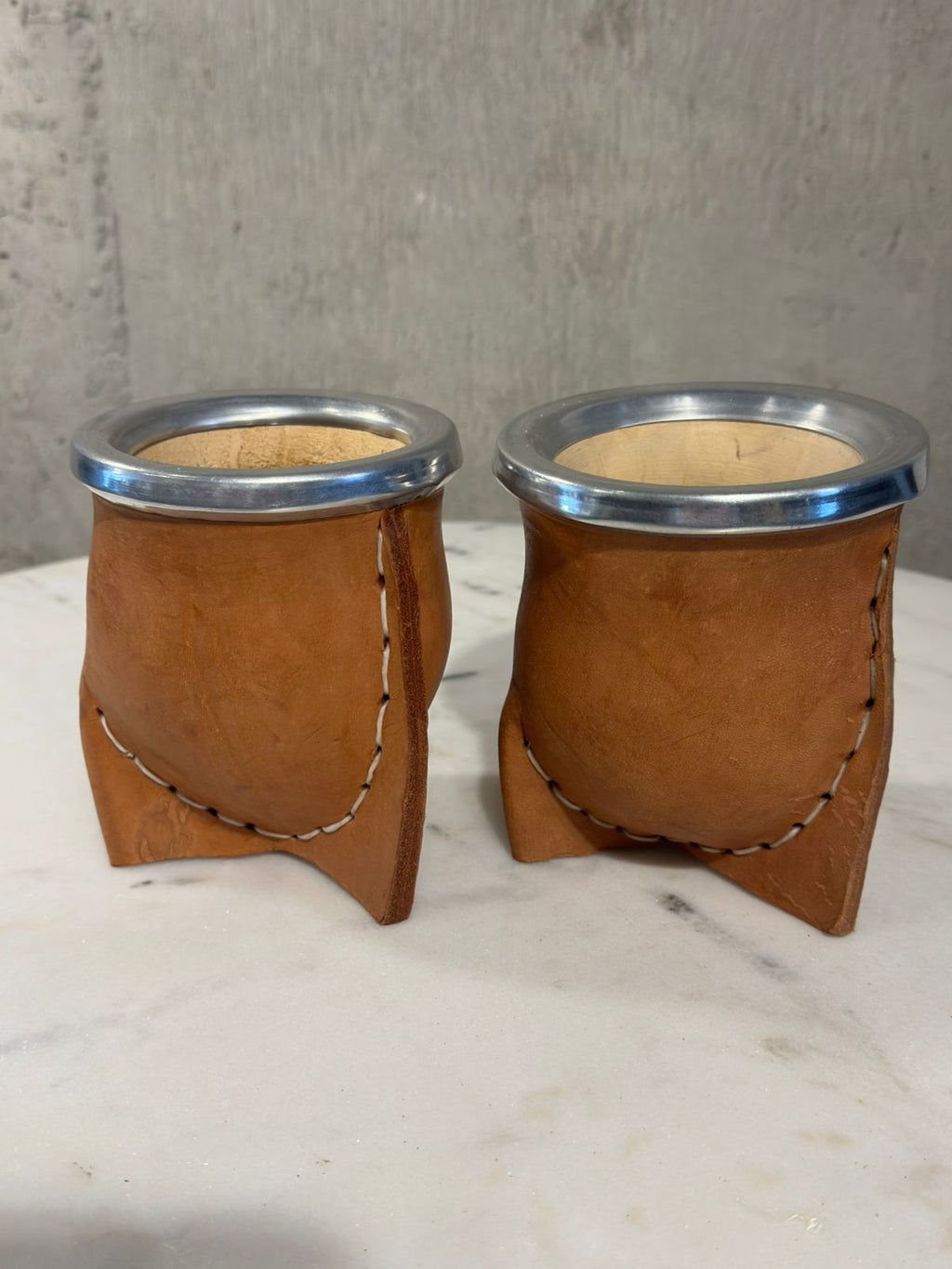 Mate de calabaza forrado en cuero con virola de acero