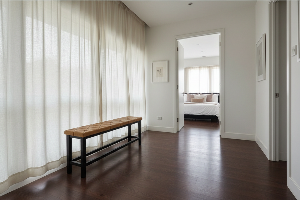 Banco camel en pasillo transitando al dormitorio