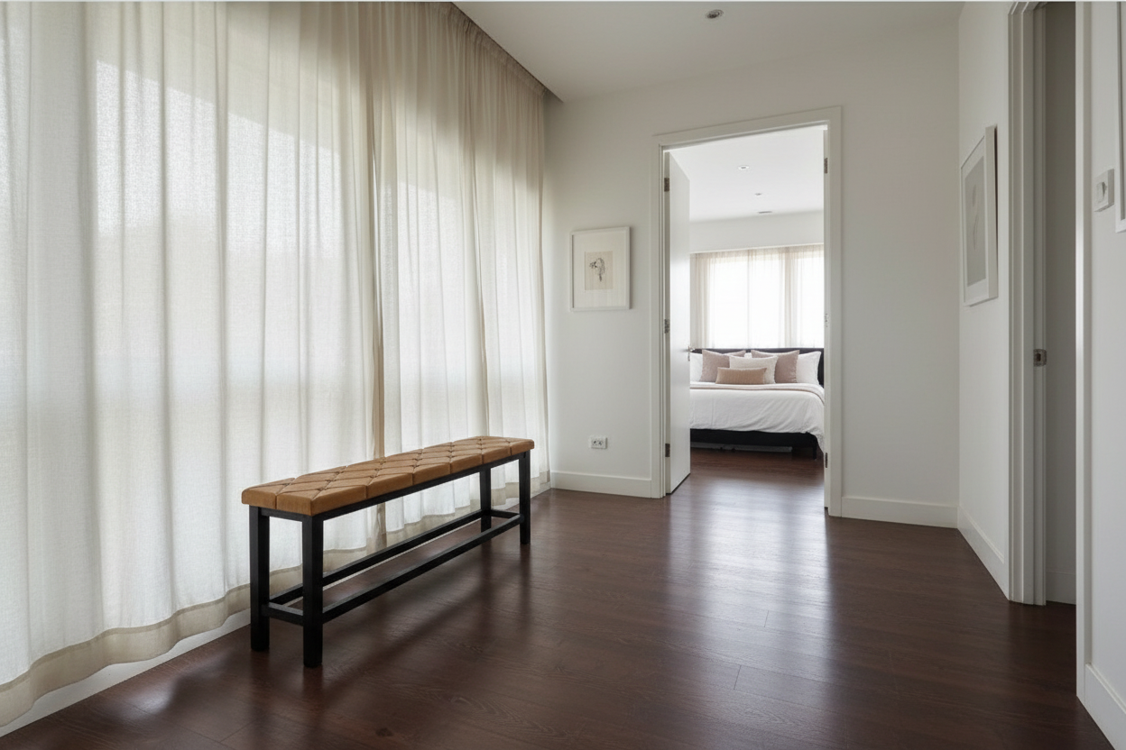 Banco camel en pasillo transitando al dormitorio