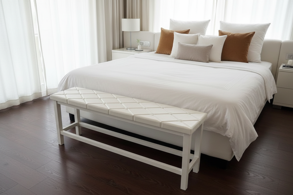 Banco tapizado blanco al pie de cama elegante