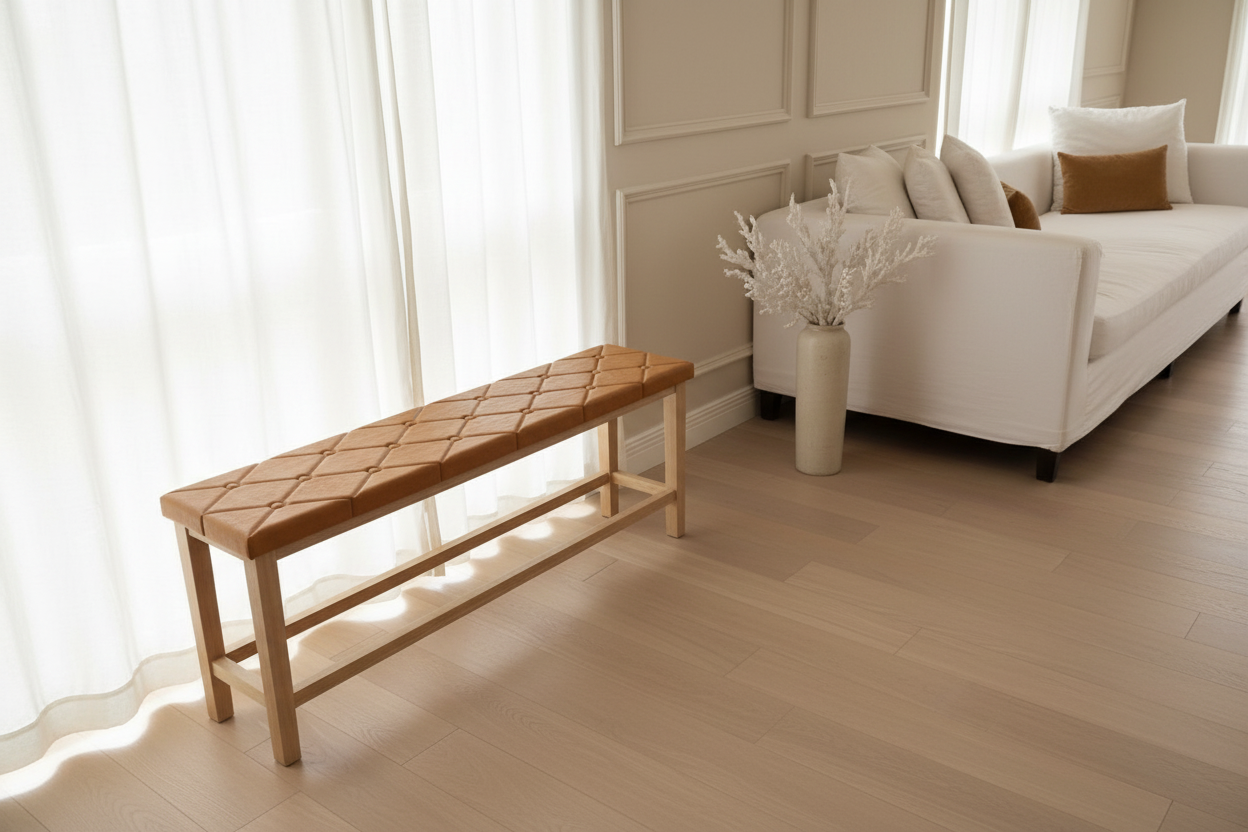 Banco tapizado camel en pasillo contemporáneo