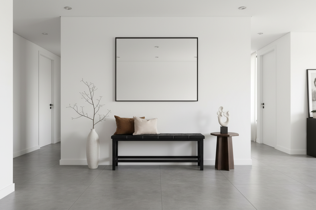 Banco tapizado en entrada de casa de lujo