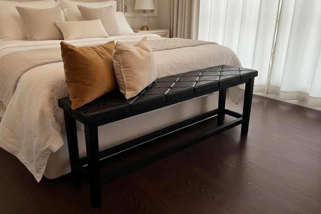 Banco tapizado negro con shelf al pie de cama elegante