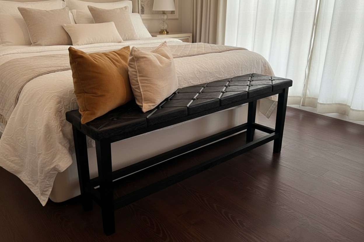 Banco tapizado negro con shelf al pie de cama elegante