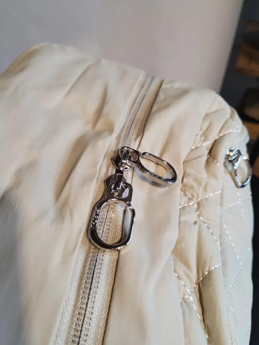 Mochilas Portanotebook Influencer con Cierre  y Enganche Antirobo Urbanas Crema Modelo2 MatelassÃ©