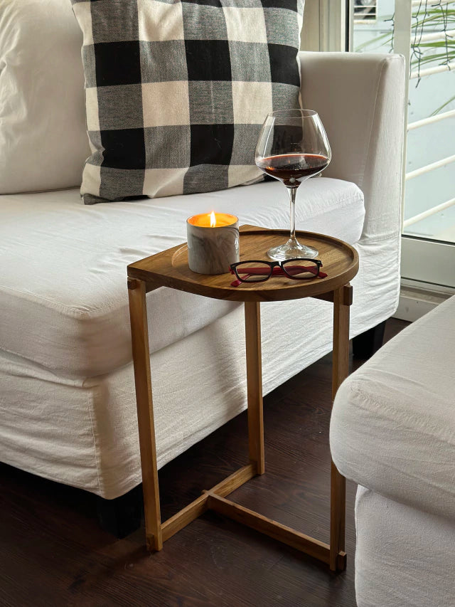 Mesa auxiliar de arrime Jolie diseño con desbastes en color natural