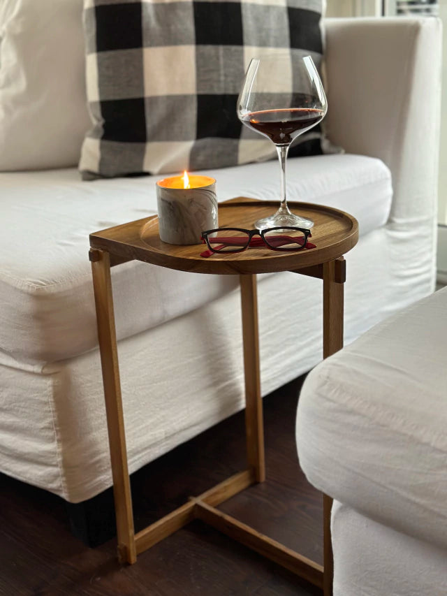 Mesa auxiliar de arrime Jolie diseño con desbastes en color natural