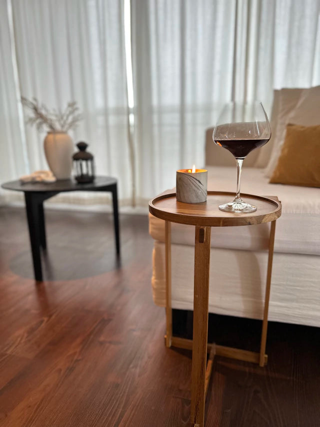 Mesa auxiliar de arrime Jolie diseño con desbastes en color natural