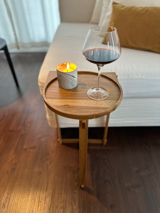 Mesa auxiliar de arrime Jolie diseño con desbastes en color natural