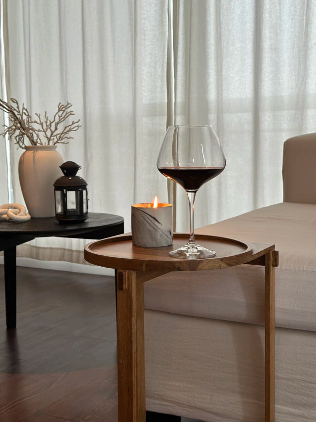 Mesa auxiliar de arrime Jolie diseño con desbastes en color natural