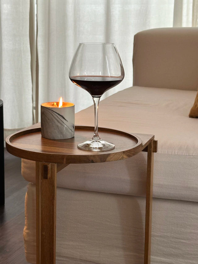 Mesa auxiliar de arrime Jolie diseño con desbastes en color natural